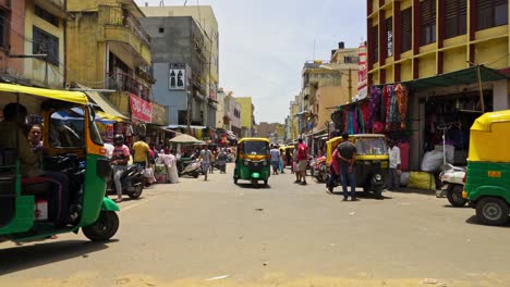 Multitudes-De-Compras-En-Bangalore,-India,-En-La-Calle-Comercial.