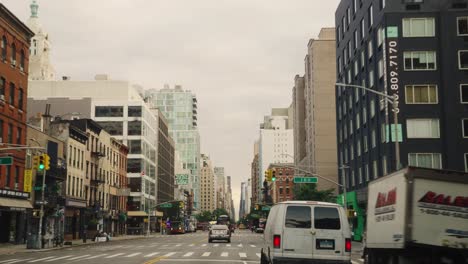 Pov-Drive-En-Una-Calle-Muy-Transitada-Con-El-Autobús-De-Nueva-York-En-El-Vecindario-Durante-El-Día-Nublado