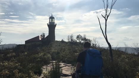 Junger-Rucksacktourist-In-Sydney,-Australien,-Der-In-Zeitlupe-Auf-Den-Malerischen-Leuchtturm-Zugeht