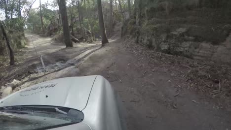 Ein-Junger-Mann-Auf-Einem-Roadtrip-In-Seinem-Geländewagen,-Der-Auf-Einer-Unbefestigten-Straße-Und-Einer-Geländewagenstrecke-In-Newnes-Lithgow-Unterwegs-Ist