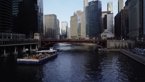 Tour-De-Arquitectura-En-Barco-Con-Vista-A-La-Ciudad-De-Chicago-Con-Turistas-Hacia-El-Lago-Michigan-Con-Un-Paisaje-Urbano-Al-Fondo