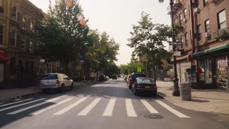 POV-Autoaufnahme,-Die-Straßen-Des-New-Yorker-Stadtviertels-An-Einem-Sonnigen-Tag-Zeigt