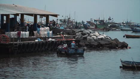 El-Pescador-Sale-Del-Puerto-En-Su-Barco.