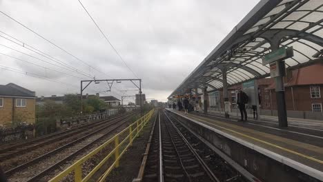 Timelapse-Del-Asiento-Delantero-De-Londres-Dlr-Hacia-La-Ciudad-De-Londres-En-Canary-Wharf-En-Un-Día-Nublado