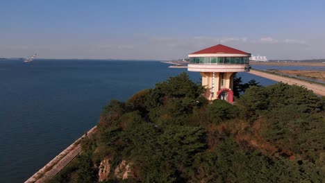 Toma-Aérea-De-Aterrizaje-Con-Pedestal-De-La-Torre-Turística-Costera