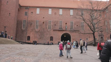 Passanten-Im-Innenhof-Des-Rathauses-Von-Stockholm-In-Schweden