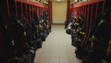 Vestuario-De-Un-Cuerpo-De-Bomberos-Con-Taquillas-Y-Ropa-De-Protección-Contra-Incendios.