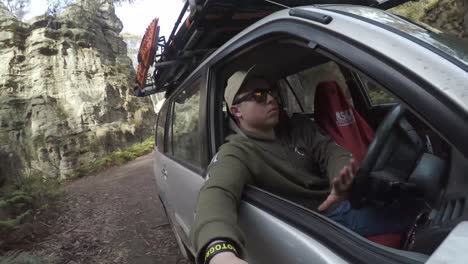 Ein-Junger-Mann-Auf-Einem-Roadtrip-In-Seinem-Geländewagen,-Der-Auf-Einer-Unbefestigten-Straße-Und-Einer-Geländewagenstrecke-In-Newnes-Lithgow-Unterwegs-Ist