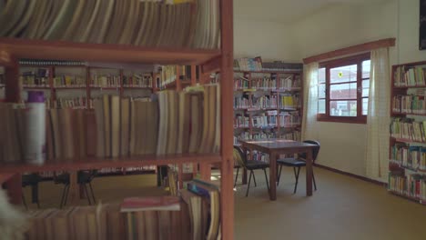 La-Cámara-Entra-En-La-Biblioteca-De-Un-Humilde-Pueblo.