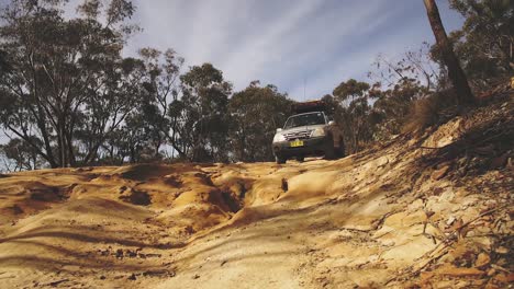 Un-Joven-En-Un-Viaje-Por-Carretera-En-Su-4x4-Viajando-Por-Un-Camino-De-Tierra-Y-Una-Pista-4x4-En-Newnes-lithgow