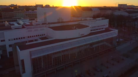 Ópera-De-Helsinki,-Vista-Aérea,-En-Ascenso,-Con-Drones,-Inclinándose-Hacia-La-Ópera-Nacional-Finlandesa,-Al-Atardecer,-En-Una-Tarde-Soleada-De-Primavera,-En-Helsingfors,-Uusimaa,-Finlandia