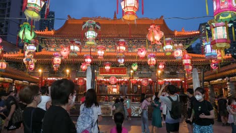 Besucher-Und-Reisende-Besuchen-Und-Fotografieren-Während-Einer-Laternenshow,-Die-Wohlstand-Und-Glück-Symbolisiert,-In-Einem-Tempel,-Um-Das-Mittherbstfest,-Auch-Mondkuchenfest-Genannt,-Zu-Feiern