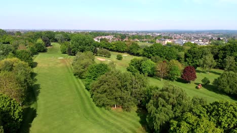 Schwenken-Und-Neigen-Aus-Der-Luft-über-Dem-Englischen-Golfplatz-An-Einem-Schönen-Sonnigen-Tag