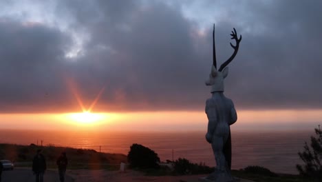 Escultura-De-Ciervo-Surfista-En-La-Playa-De-Nazaré,-Portugal