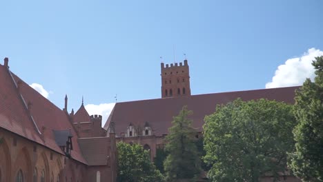 Terreno-Del-Castillo-De-Malbork-Con-Pájaros-Volando-En-El-Techo