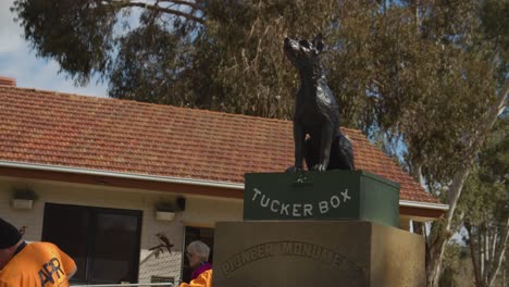 Estatua-Del-&#39;perro-En-La-Caja-De-Tucker&#39;-Restaurada-Después-De-Haber-Sido-Derribada-3-Semanas-Antes