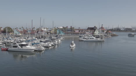 Vista-Panorámica-Y-Panorámica-Del-Puerto-De-Long-Beach-Con-Barcos-En-La-Distancia