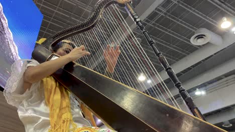 Toma-En-Cámara-Lenta-De-Un-Artista-Maya-Tocando-El-Arpa