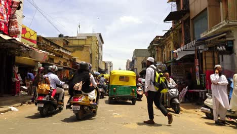 Multitudes-De-Compras-En-Bangalore,-India,-En-La-Calle-Comercial.