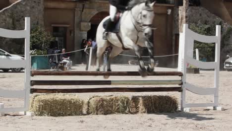 Un-Jinete-Mexicano-Montando-Su-Caballo-Durante-Un-Torneo-De-Salto-Ecuestre-En-México.