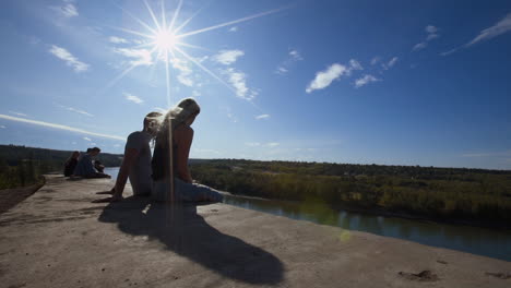 Eine-Slow-Motion-Dolly-Aufnahme-Eines-Paares,-Das-Am-Rand-Einer-Klippe-Am-„Ende-Der-Welt“-In-Edmonton,-Alberta,-Sitzt-Und-Sich-Unterhält