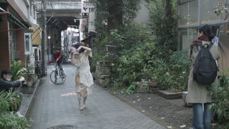 Actores-De-Teatro-Japonés-Interpretando-Danza-Butoh-En-La-Calle-En-Tokio,-Japón.