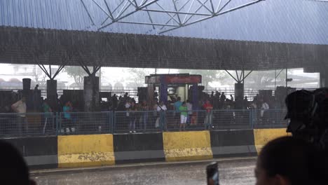 Manaos,-Brasil,-Fuertes-Lluvias-En-La-Carretera-Y-En-La-Estación-De-Autobuses,-Gente-Escondida-Bajo-El-Techo