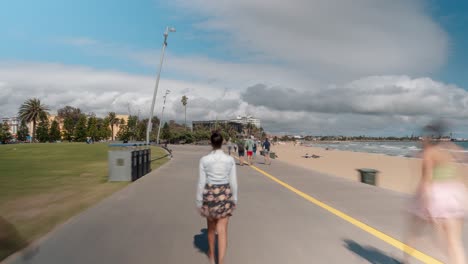 Timelapse-En-Movimiento-A-Lo-Largo-De-La-Playa-De-St-Kilda-En-Melbourne