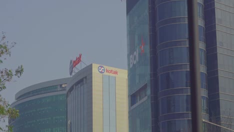 Kotak-Mahindra-Bank-Y-Bank-Of-India-Construyen-Sucursales-De-Oficinas,-Contaminación-Del-Aire-Debido-A-La-Ola-De-Calor,-Cambio-Climático-En-Los-Inviernos