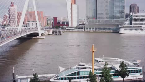 Wunderschöner-Zeitraffer-Im-Herzen-Von-Rotterdam-Mit-Blick-Auf-Die-Erasmusbrücke,-Das-Nhow-Hotel-Und-Die-Spido-Fähre