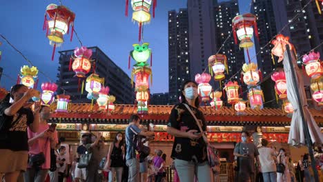 Visitantes-Y-Viajeros-Disfrutan-De-Un-Espectáculo-De-Faroles-Chinos,-Que-Simboliza-La-Prosperidad-Y-La-Buena-Fortuna,-En-El-Templo-Wong-Tai-Sin-Para-Celebrar-El-Festival-Del-Medio-Otoño,-También-Llamado-Festival-Del-Pastel-De-Luna