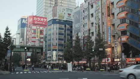 Blick-Auf-Die-Straße-In-Akihabara,-Tokio,-Japan