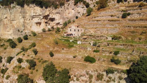 Vista-Aérea-De-La-Casa-De-Piedra-En-La-Ladera-De-Una-Colina-Cerca-Del-Camino-De-Los-Dioses-En-La-Costa-De-Amalfi