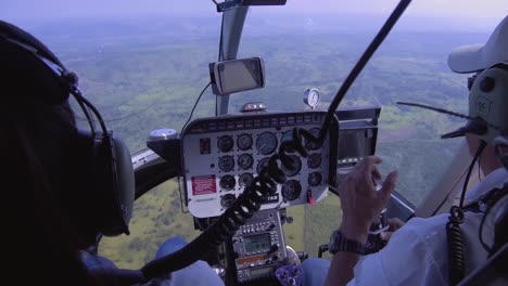 Vista-De-La-Cabina-De-Un-Helicóptero-Mientras-Volaba.