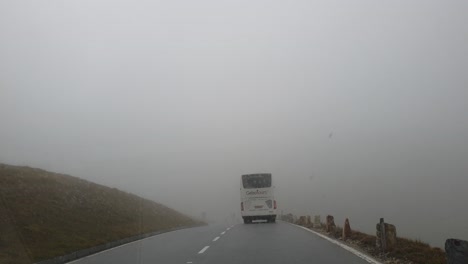 Fahren-Hinter-Einem-Bus-Durch-Einen-Nebligen-Fleck-Auf-Der-Großglockner-Alpenstraße-In-Österreich