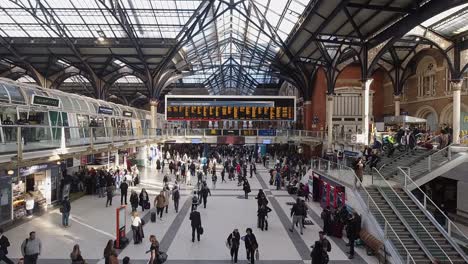 Zeitraffer-Des-Belebten-Bahnhofs-Liverpool-Street-In-London,-Großbritannien,-Mit-Herumlaufenden-Geschäftsleuten