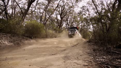 Ein-Junger-Mann-Auf-Einem-Roadtrip-In-Seinem-Geländewagen,-Der-Auf-Einer-Unbefestigten-Straße-Und-Einer-Geländewagenstrecke-In-Newnes-Lithgow-Unterwegs-Ist