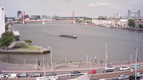 Un-Hermoso-Timelapse-Del-Río-Maas-Que-Fluye-A-Través-Del-Corazón-De-Rotterdam-Con-El-Willemsbrug-En-La-Parte-De-Atrás