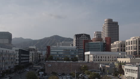 Hermosa-Vista-Del-Centro-De-Glendale-Desde-El-Techo-Del-Edificio-Con-Las-Montañas-Al-Fondo