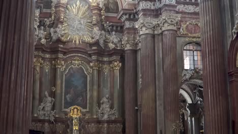 Dentro-De-La-Iglesia-Con-Hermoso-Techo