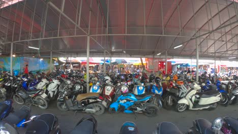 Vista-Del-Estacionamiento-De-Motocicletas-En-El-Mercado-De-Fin-De-Semana-De-Chatuchak.