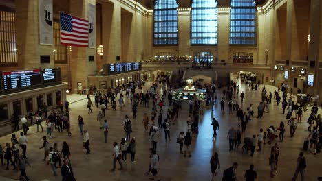 Mucha-Gente-En-La-Grand-Central-Station-Camino-Al-Metro.