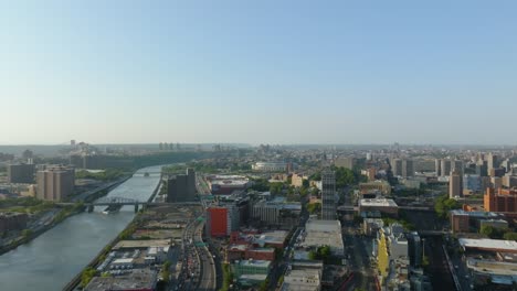 Drohnenaufnahme-Entlang-Des-Harlem-River,-über-Dem-Stadtbild-Von-Bronx,-Golden-Hour-In-New-York,-USA