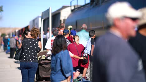 El-Tren-&#39;niño-Grande&#39;-Atrae-A-Una-Gran-Multitud-En-El-Casco-Antiguo-De-Victorville,-California