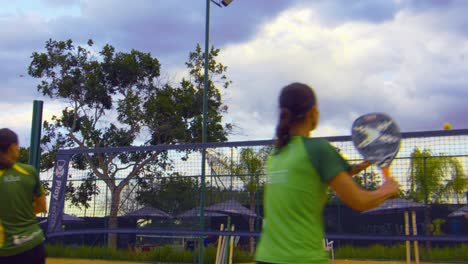 Junge-Frau-Beim-Strandtennisunterricht-In-Brasilien