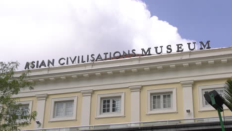 Standbild-Des-Museumstitels-„Asiatische-Zivilisationen“-Auf-Dem-Dach-Des-Gebäudes-Mit-Dicken-Wolken,-Die-Sich-Am-Klaren,-Blauen-Nachmittagshimmel-Bewegen