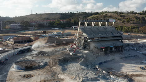 Grupo-De-Excavadoras-Demoliendo-El-Estadio-Qualcomm-En-San-Diego.