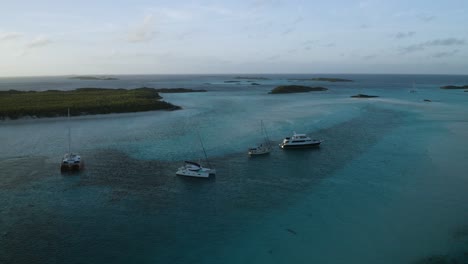 Yate-De-Lujo,-Velero,---Catamarán-En-El-Tour-De-Aventura-Por-La-Isla-De-Las-Bahamas,-Aéreo