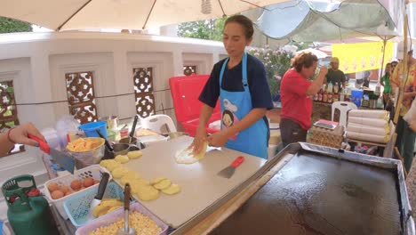 Thailändisches-Streetfood---Frauen-Bereiten-Pfannkuchen-Und-Süße-Roti-Mit-Bananen,-Eiern-Und-Butter-Zu-Und-Backen-Diese