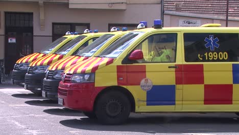 Ambulancias-Estacionadas-En-Fila-Esperando-A-Pacientes-Con-Coronavirus